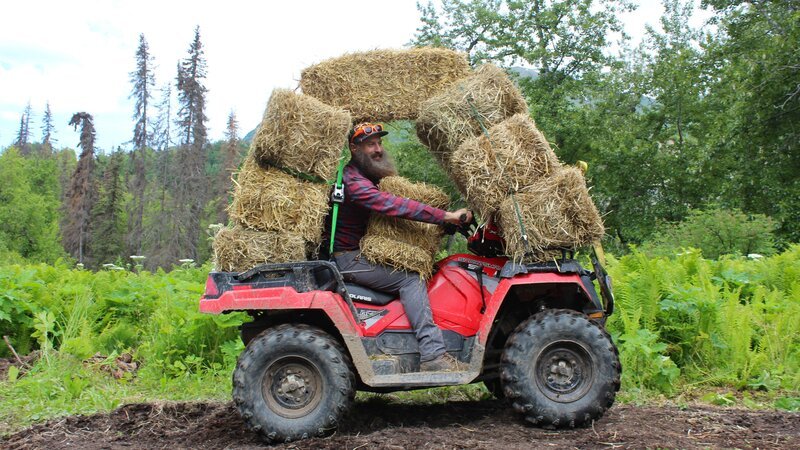 Matt Raney transportiert Heuballen mit einem Allradfahrzeug von einer Seite der 40 zur anderen. – Bild: Scott Sandman /​ Discovery Channel /​ Discovery Communications, LLC