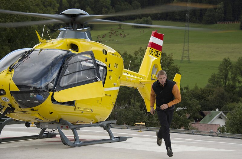 Bergretter Andreas Marthaler (Martin Gruber) läuft die Zeit davon. – Bild: ZDF/​Thomas R. Schumann