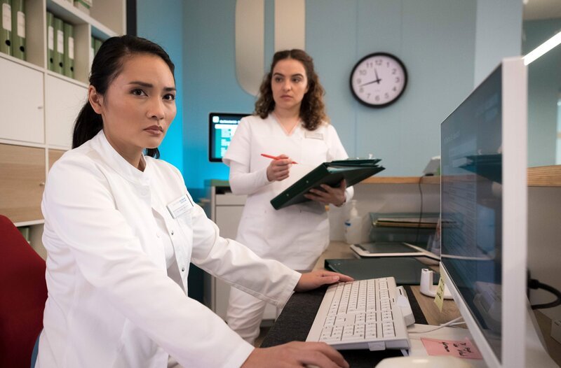 Dr. Ina Schulte (Isabell Gerschke) und Dr. Philipp Brentano (Thomas Koch) haben gerade erfahren, dass Sarah Marquardt und Philipps Frau Arzu mit einer Hochschwangeren im Fahrstuhl stecken geblieben sind. – Bild: MDR/​Saxonia Media/​Rudolf Wernicke