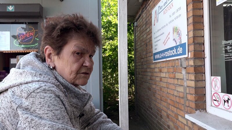 Regina braucht dringend ein neues Bett, weil ihres zu groß für ihre Einzimmerwohnung ist. Sie setzt all ihre Hoffnung in den An-und Verkauf in Schutow. – Bild: RTLZWEI /​ UFA SHOW & FACTUAL