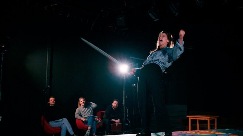 Gesa bei Proben zu dem Stück „Antigone“. – Bild: NDR/Basthorster Filmmanufaktur/Real Fiction Filmverleih Gesa bei Proben zu dem Stück „Antigone“. – Bild: NDR/Basthorster Filmmanufaktur/Real Fiction Filmverleih