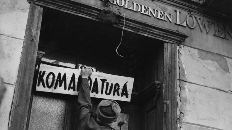 rbb Fernsehen ICH WAR NEUNZEHN, „Spielfilm DDR 1968“, zum 100. Geburtstag von Konrad Wolf (20.10.1925), am Samstag (18.10.25) um 23:30 Uhr. Als sowjetischer Kommandant der Stadt Bernau lässt Gregor im „Gasthof zum goldenen Löwen“ die Kommandantur einrichten. (Lizenzzeit. 17.09.2025 bis 17.11.2025) – Bild: rbb/​DEFA-Stiftung/​Bergmann/​Ebert/​Sperberg
