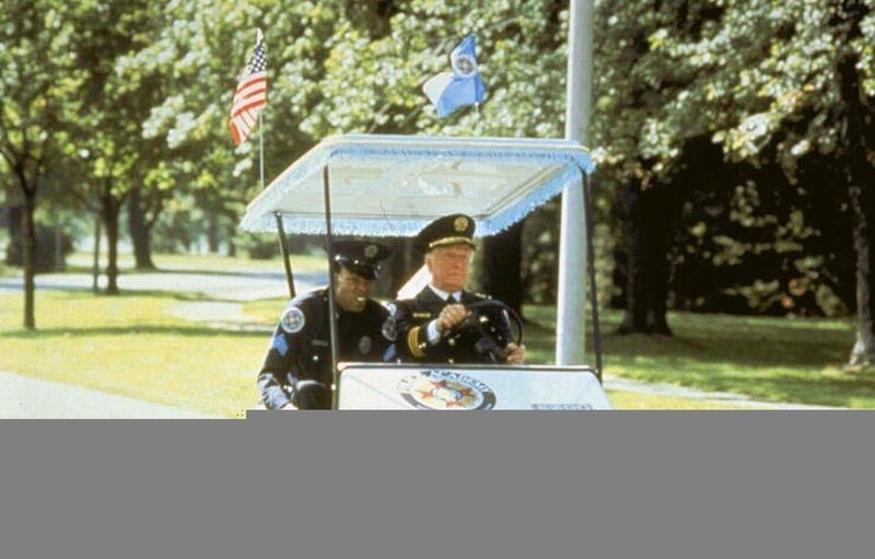 Notfall Jones (Michael Winslow, li.): Kommandant Lassard (George Gaynes, re.) unterbricht seine liebste Beschäftigung, das Golfspiel, nur höchst ungern – doch der Job geht schließlich vor. – Bild: PR7; ProSieben Media AG Notfall Jones (Michael Winslow, li.): Kommandant Lassard (George Gaynes, re.) unterbricht seine liebste Beschäftigung, das Golfspiel, nur höchst ungern – doch der Job geht schließlich vor. – Bild: PR7; ProSieben Media AG