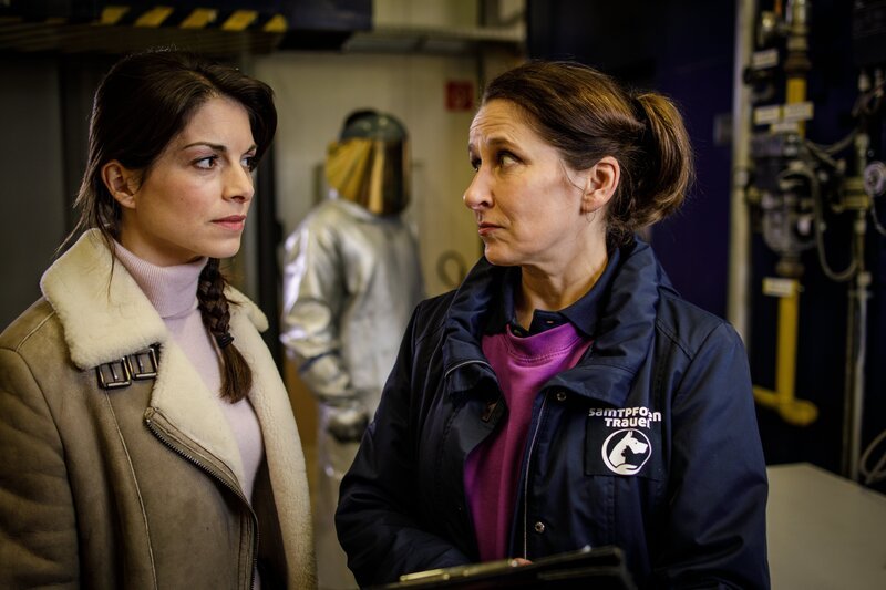 Katharina Hahn (Bianca Hein, l.) befragt Brigitte Huber (Barbara Philipp, r.) im Krematorium. – Bild: ZDF/​MARKUS SAPPER