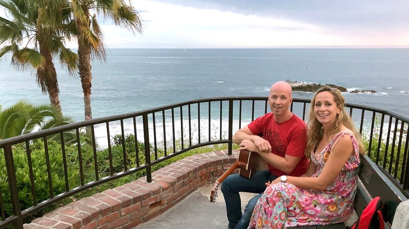 Moderatorin Tamina Kallert (r) mit dem Musiker Dicki Fliszar in Laguna Beach. – Bild: WDR/​Elaine Schnee