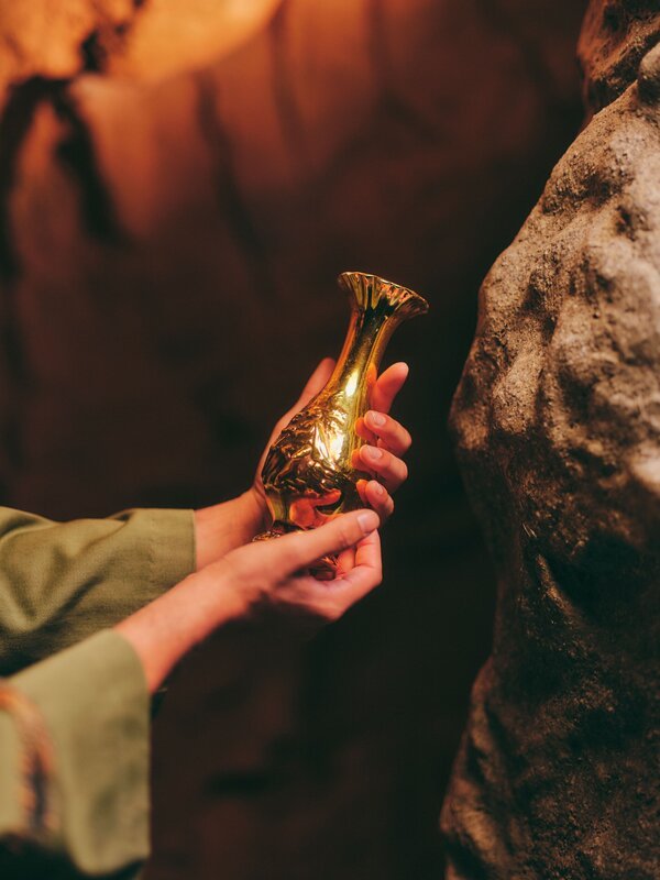 Eine Person hält ein legendäres Artefakt in der Hand. – Bild: History /​ Justin Kaneps