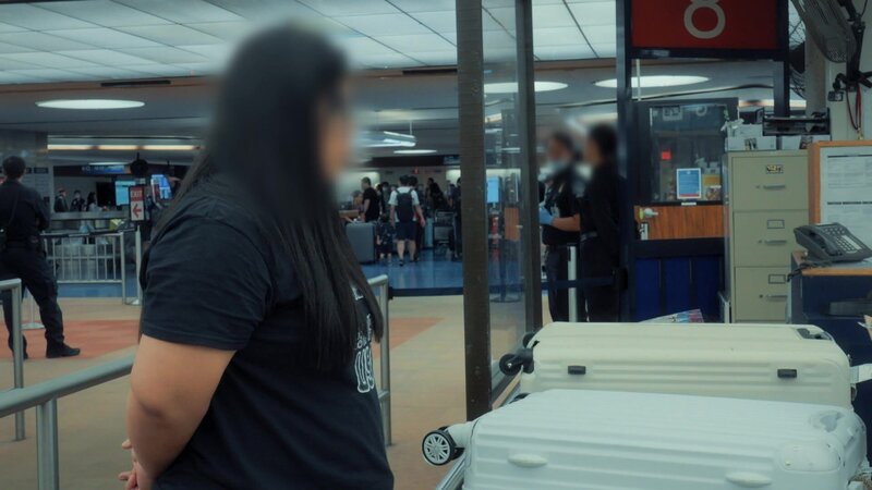 Diese junge Frau steht im Verdacht, sich illegal in den USA niederlassen zu wollen. Kann sie ihre Unschuld beweisen? – Bild: BossaNova Media/​WeltN24 GmbH