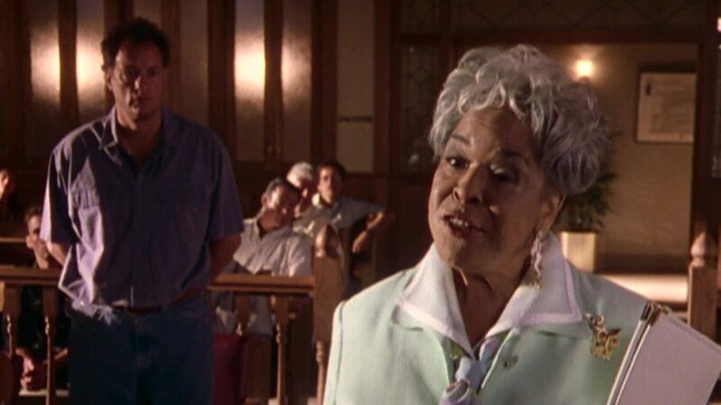 Tess (Della Reese, r.) tritt als Verteidigerin auf, Farmer Justinian Jones (John de Lancie, l.) als Ankläger. – Bild: CBS Studios International