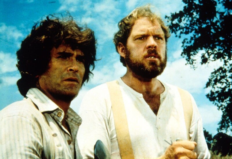 Charle (Michael Landon, l.) und Jonathan (Ernest Borgnine, r.) helfen mit, eine Telefonleitung zu legen. – Bild: Sat.1 Gold