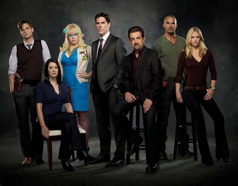L-R: Dr. Spencer Reid (Matthew Gray Gubler), Emily Prentiss (Paget Brewster), Penelope Garcia (Kirsten Vangsness), Aaron Hotch (Thomas Gibson), David Rossi (Joe Mantegna), Derek Morgan (Shemar Moore) und Jennifer Jareau (A.J. Cook). – Bild: AXN