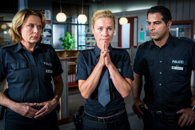 Claudia (Janette Rauch, l.) und Tarik (Serhat Cokgezen, r.) machen sich Sorgen um Franzis (Rhea Harder-Vennewald, M.) 8-jährige Tochter, die auf dem Nachhauseweg von der Schule spurlos verschwunden ist. Auch Franzi ist nahe an einem Nervenzusammenbruch. – Bild: ZDF und Boris Laewen