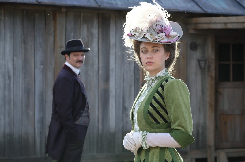 Curt Prank (Mišel Matičević) begrüßt seine Tochter Clara Prank (Mercedes Müller) in München auf der noch leeren Theresienwiese. – Bild: BR/​ARD Degeto/​MDR/​WDR/​Zeitsprung Pictures GmbH/​Dusan Martincek