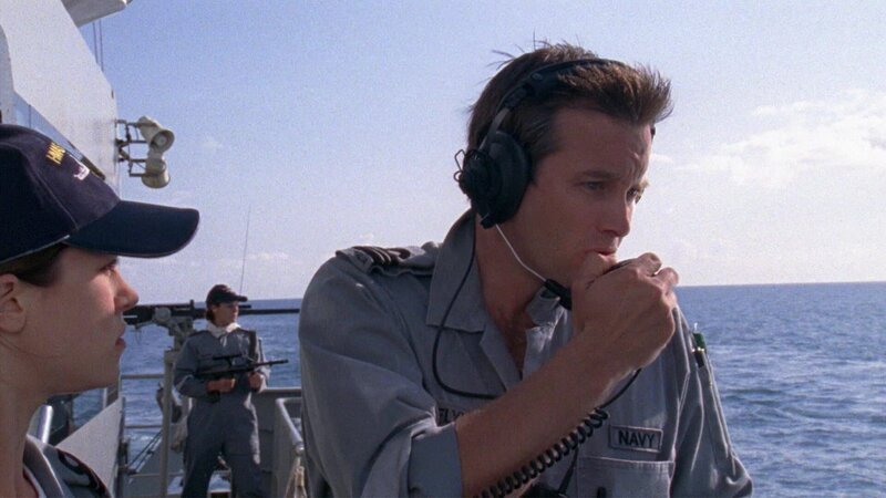 vorne: Ian Stenlake als Lieutenant Commander Mike Flynn – Bild: AXN Black