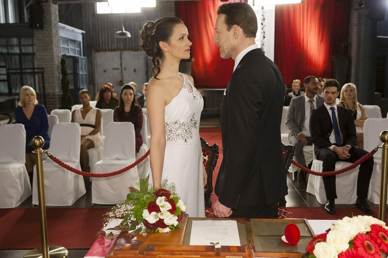 David (Andreas Hofer) ist fassungslos, als Jenny (Kaja Schmidt-Tychsen) ihn vor dem Traualtar stehen lässt … – Bild: RTL Passion