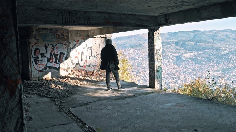 Tobias Krell trifft in Sarajevo Kriegsveteran Adnan, der sich nun als Friedensaktivist engagiert und einen der Kriegsschauplätze zeigt. – Bild: SWR/​megaherz/​Julia Lemke