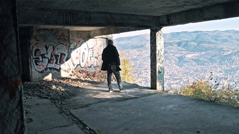 Tobias Krell trifft in Sarajevo Kriegsveteran Adnan, der sich nun als Friedensaktivist engagiert und einen der Kriegsschauplätze zeigt. – Bild: SWR/​megaherz/​Julia Lemke