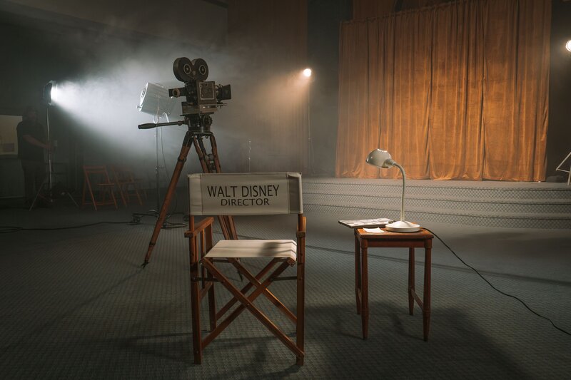 Der Stuhl des Regisseurs, die Kamera auf dem Stativ und die Lampe auf dem Tisch – Bild: THE HISTORY CHANNEL /​ A+E Networks