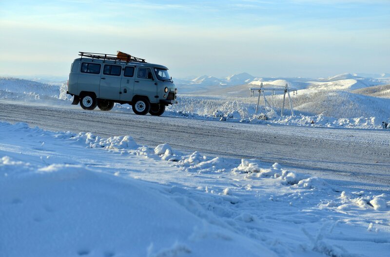 Auch bei minus 59 Grad fahren in Oimjakon noch Autos. – Bild: MDR/​Maximus Film