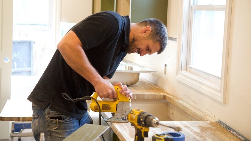Before shot of Evan Thomas working on the countertops at the Rainforest house, as seen on Bargain Block, Season 4. – Bild: Warner Bros. Discovery, Inc. or its subsidiaries and affiliates. All rights reserved.