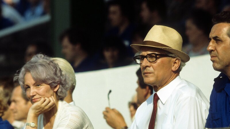 Staatsratsvorsitzender Erich Honecker (M.) und Ehefrau Margot Honecker (l.) mit Egon Krenz (r.) anlässlich einer Parade in Berlin; Aufnahmedatum unbekannt. – Bild: ZDF und imago stock&people