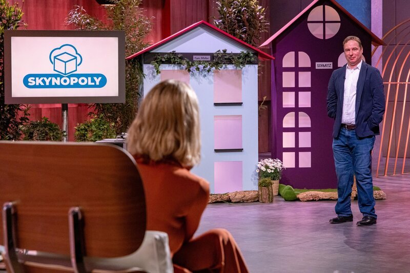 Dr. Conrad Dreier präsentiert den „Löwen“ mit SKYNOPOLY, einer Plattform für die Flugraumvermietung von Drohnen. Er erhofft sich ein Investment von 100.000 Euro für 5 Prozent der Firmenanteile. – Bild: RTL /​ Bernd-Michael Maurer