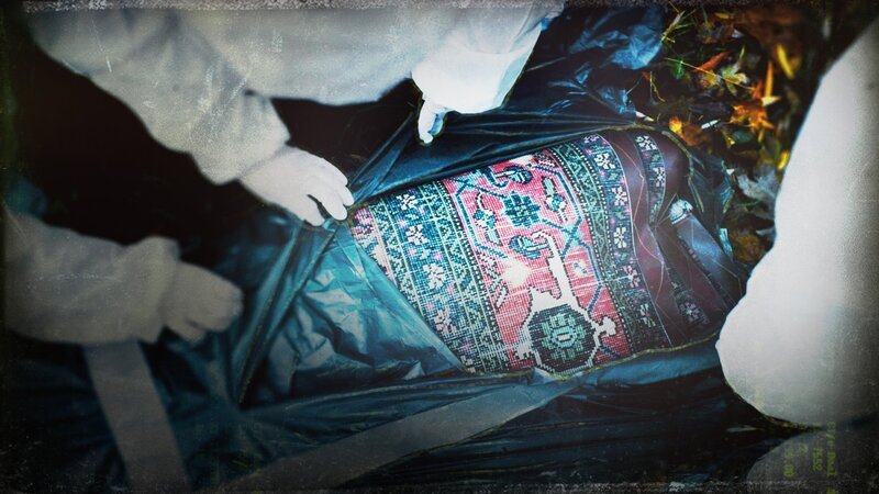 Mysteriöser Doppelmord an einem Vater und seinem Sohn. Ein Teppich liefert den entscheidenden Hinweis auf den Täter. – Bild: ZDF und Sophie Lochau