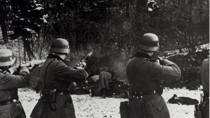 Bochnia, Polen: Deutsche Einheit bei der Erschießung von Juden, September 1939. – Bild: ZDF und Yad Vashem
