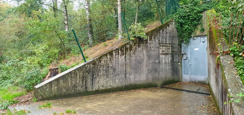 Ein in einen Hang gebauter Eingang mit Metalltüren und einem Zaun, umgeben von dichtem Grün. – Bild: zdf – produzent /​ Andreas Vennewald /​ Doclights /​ ZDF /​ THE HISTORY CHANNEL