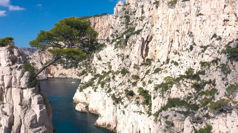 Die Kalksteinklippen an der Côte Bleue bilden malerische kleine Fjorde: die Calanques. – Bild: NDR/​nonfictionplanet/​Florian Melzer