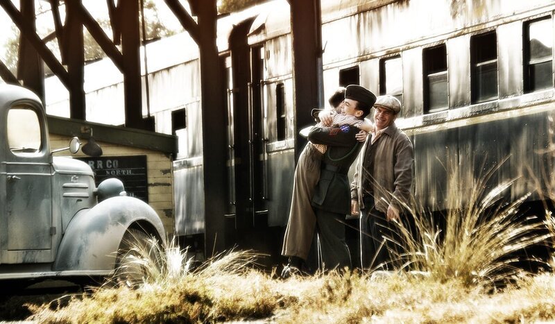 Daheim und äußerlich unversehrt: Burgin (Martin McCann, l.) und sein Vater (Keir Saltmarsh, r.) und sein Bruder (Haydon Bakker, l.) … – Bild: KA1D /​ Home Box Office Inc.