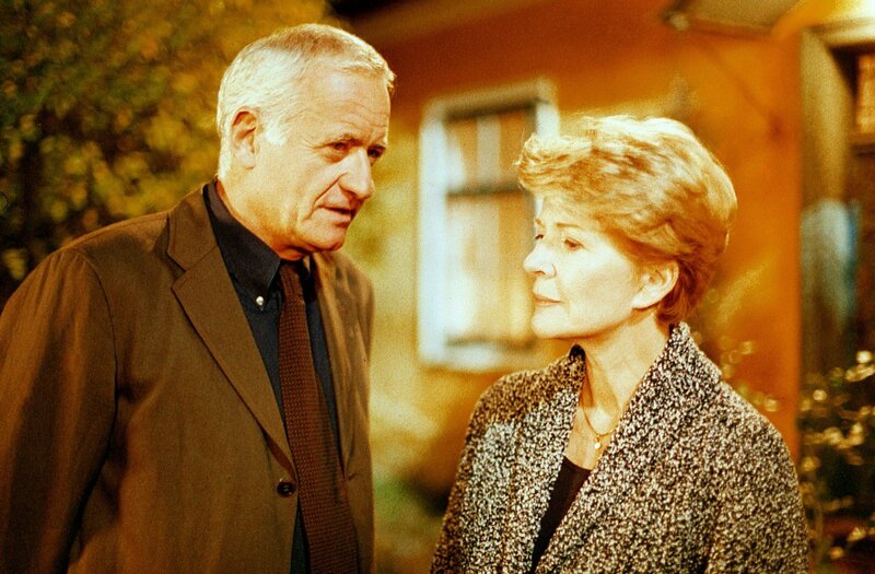 Julia und Arthur Laubach verbringen einen romantischen Abend (v.li.: Christiane Hörbiger, Peter Bongartz). – Bild: ORF III