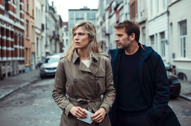 Thomas (Thomas Jouannet) und Sophie (Alexia Barlier) ahnen: Ihr Sohn könnte hier sein! – Foto aus Folge 5 „Blutige Geschäfte“ – Bild: ARD Degeto/​ndF international Productions/​Les Gens/​Gardner & Domm/​France TV/​Sofie Gheysens