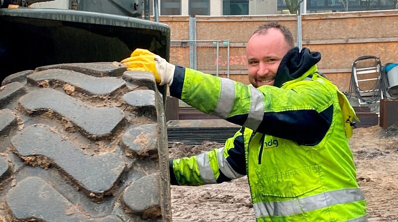 Alexander Lenz wechselt XXL-Reifen – Bild: NDR/​ECO-Media