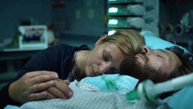 Staatsanwältin Schrader (Nadja Uhl) bangt um ihren Geliebten (Andreas Pietschmann), der offenbar von einem Clanmitglied niedergeschossen wurde. – Bild: Lars R. Liebold /​ ZDF