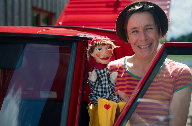 Kati mit ihrer Ape und Kasperl beim Auftritt. – Bild: BR/​Tabea Hofmann