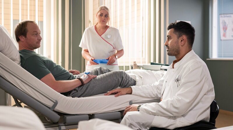 Überraschend taucht Bürgermeisterkandidatin Antonia Meiler (Muriel Baumeister, re.) bei Sarah Marquardt (Alexa Maria Surholt, li.) in der Sachsenklinik auf und bittet diese um Hilfe. – Bild: MDR/​Rudolf Wernicke