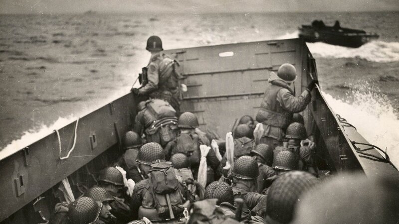 Angriff im Morgengrauen: In Landungsbooten nähern sich US-Soldaten der Küste der Normandie. – Bild: ZDF