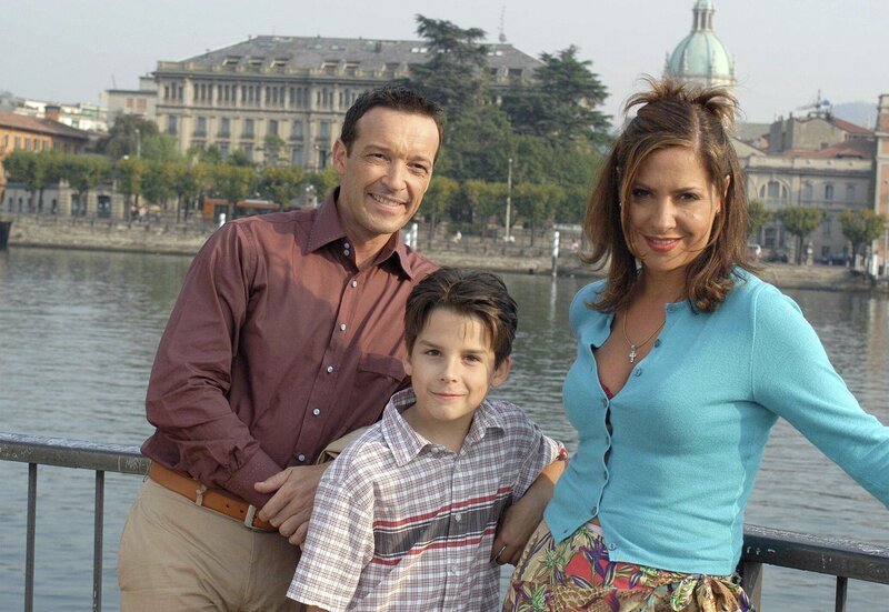 Rita (Simone Thomalla) kann sich gut vorstellen, bei Enrico (Michael Roll) und seinem kleinen Sohn Carlo (Patrick Kostya, Mitte) in Italien zu bleiben. – Bild: ARD Degeto/Hans Seidenabel Rita (Simone Thomalla) kann sich gut vorstellen, bei Enrico (Michael Roll) und seinem kleinen Sohn Carlo (Patrick Kostya, Mitte) in Italien zu bleiben. – Bild: ARD Degeto/Hans Seidenabel