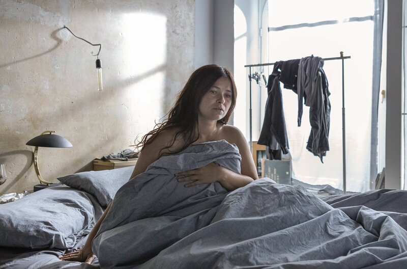 Was Lisa (Anna Fischer) nicht möchte: Im Bett eines Mannes aufzuwachen, dessen Ex gerade die Wohnung betritt. – Bild: SM500229 /​ SWR/​Daniel Schmid /​ SWR Presse/​Bildkommunikation /​ die film gmbh /​ Daniel Schmid