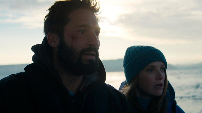 Jetzt gibt es kein Zurück mehr: Abigail (Fleur Geffrier) und Julien (Guillaume Labbé) staunen, als sich vor ihnen eine gigantische Flosse der Kreatur aus dem Wasser hebt. – Bild: NDR/​Mintee Studio/​Thalie Images/​France Télévisions/​Beside Productions