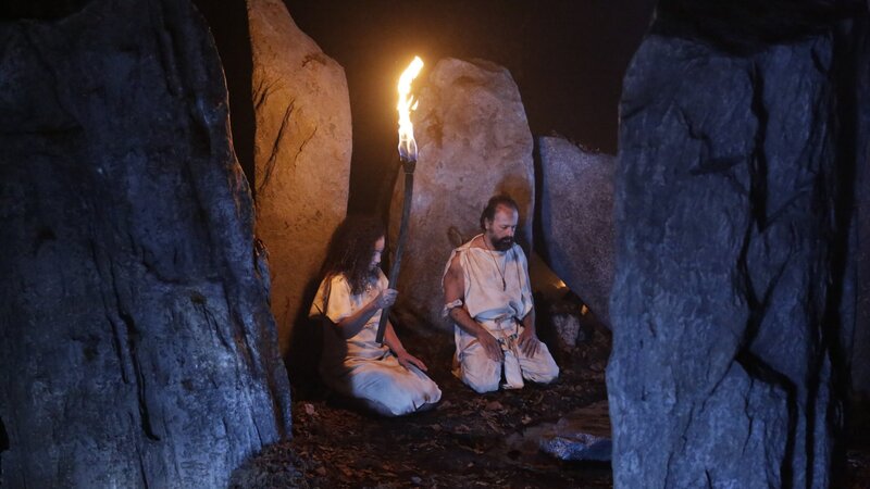 Forensische Untersuchungen der in der Nähe des Steinkreises gefundenen Skelette ergibt, dass sie mehr als doppelt so lange gelebt haben als andere frühe Siedler. – Bild: ZDF und Blink Films