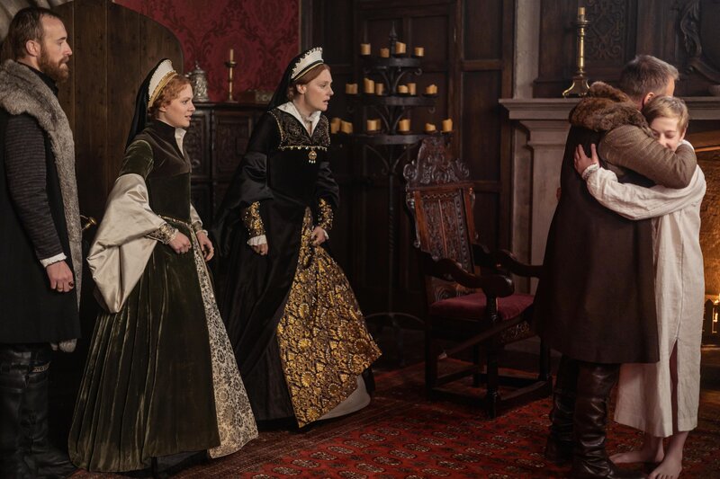 (v.l.n.r.) Duke of Somerset (John Heffernan); Elizabeth Tudor (Alicia von Rittberg); Mary Tudor (Romola Garai); John Dudley (Jamie Parker); Edward VI. (Oliver Zetterström) – Bild: The Forge Entertainment Limited /​ Nick Briggs