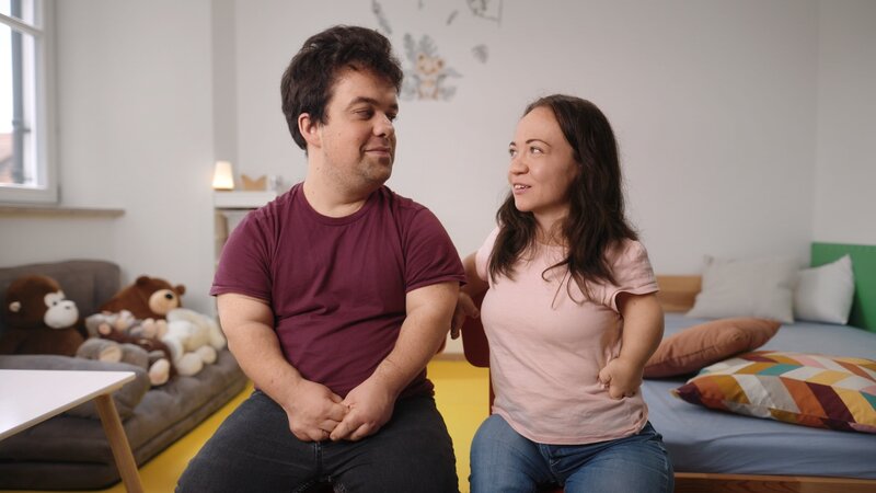 Marlis und Gary haben sich vor vier Jahren auf einem Kleinwuchs-Treffen kennengelernt. Gary ist 1,33m groß, Marlis 1,06m. – Bild: Janne Ebel /​ ZDF