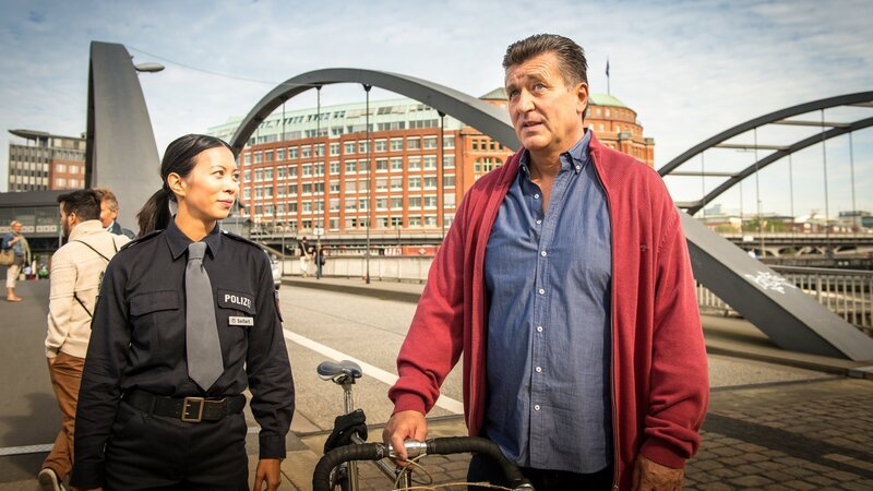 Hans (Bruno F. Apitz) freut sich, Alexa (Minh-Khai Phan-Thi) wiederzusehen. Sie wird Franzi während ihres Urlaubs vertreten. – Bild: ZDF und Boris Laewen/​Boris Laewen