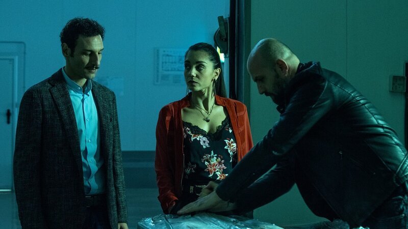 Mickey Levante (Luciano Giugliano, l.) und Patrizia (Cristiana Dell’Anna) – Bild: AXN