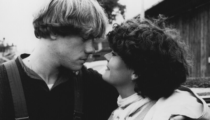 Zwischen zwei Fahrten schmust Harald Mewes (Marco Kröger) mit seiner Freundin Bea (Ilse Biberti). – Bild: NDR/​Stroemer