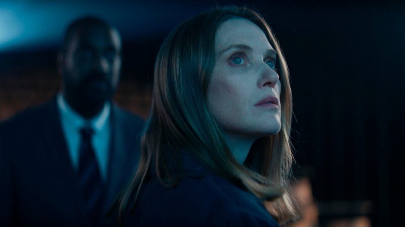 Abigail (Fleur Geffrier) wird von ihrem Chef Laurent (Daniel Njo Lobé) mit der Aufklärung des mysteriösen Schiffbruches in der Bucht von Fécamp betraut. – Bild: NDR/​Mintee Studio/​Thalie Images/​France Télévisions/​Beside Productions