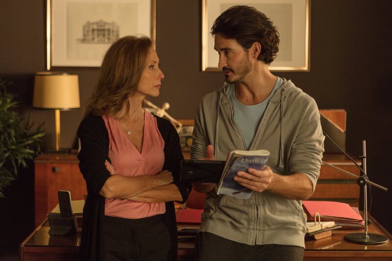 Die Direktorin der Pariser Ballettschule (Katherine Erhardy, li.) berät sich mit Lehrer Armando Castillo (Rik Young, re.) über die Bewertungen der Ballettschüler. – Bild: ZDF/​Cottonwood Media/​Opéra national de Paris