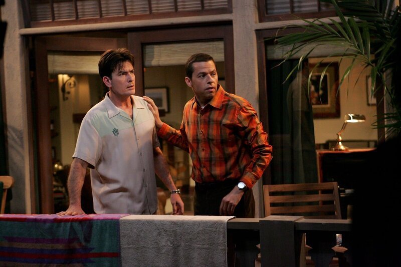 Charlie (Charlie Sheen, l.) versucht, sich mit exzessivem Glücksspiel, Alkohol und vielen Frauen darüber hinwegzuhelfen, dass er die Hochzeit mit Mia abgesagt hat, um seinen Bruder Alan (Jon Cryer, r.) nicht auf die Straße setzen zu müssen … – Bild: TWO AND A HALF MEN and all related characters and elements are  trademarks of and © Warner Bros. Entertainment Inc.