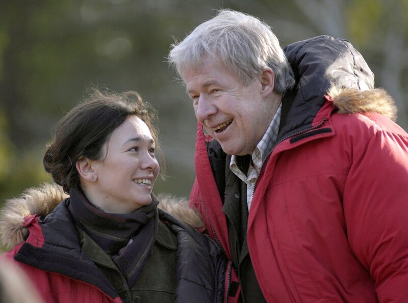 Noch ahnt Van Veeteren (Sven Wollter) nicht, wer Elise Kellermann (Nadja Weiss) ist. – Bild: PLURIMEDIA (Fredrik Hjerling)